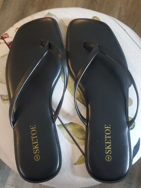 SKETOE Black Women's Square-Toe Flip Flop Sandals